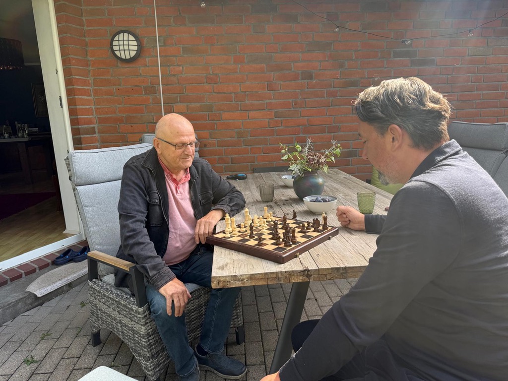 Schachpartie im Garten